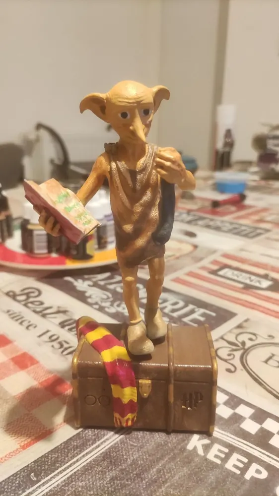 Figurine Dobby en résine peinte, sur socle en forme de coffre
