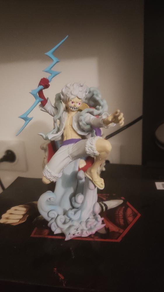 Figurine Luffy en pose dynamique avec effets de fumee