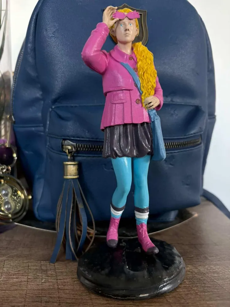 Figurine Luna Lovegood imprimée en 3D et peinte, veste rose et collants bleus