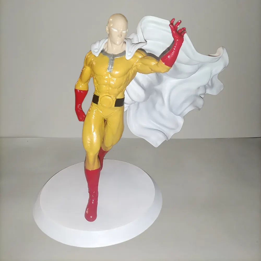 Figurine Saitama imprimée en 3D résine et peinte, sur socle blanc