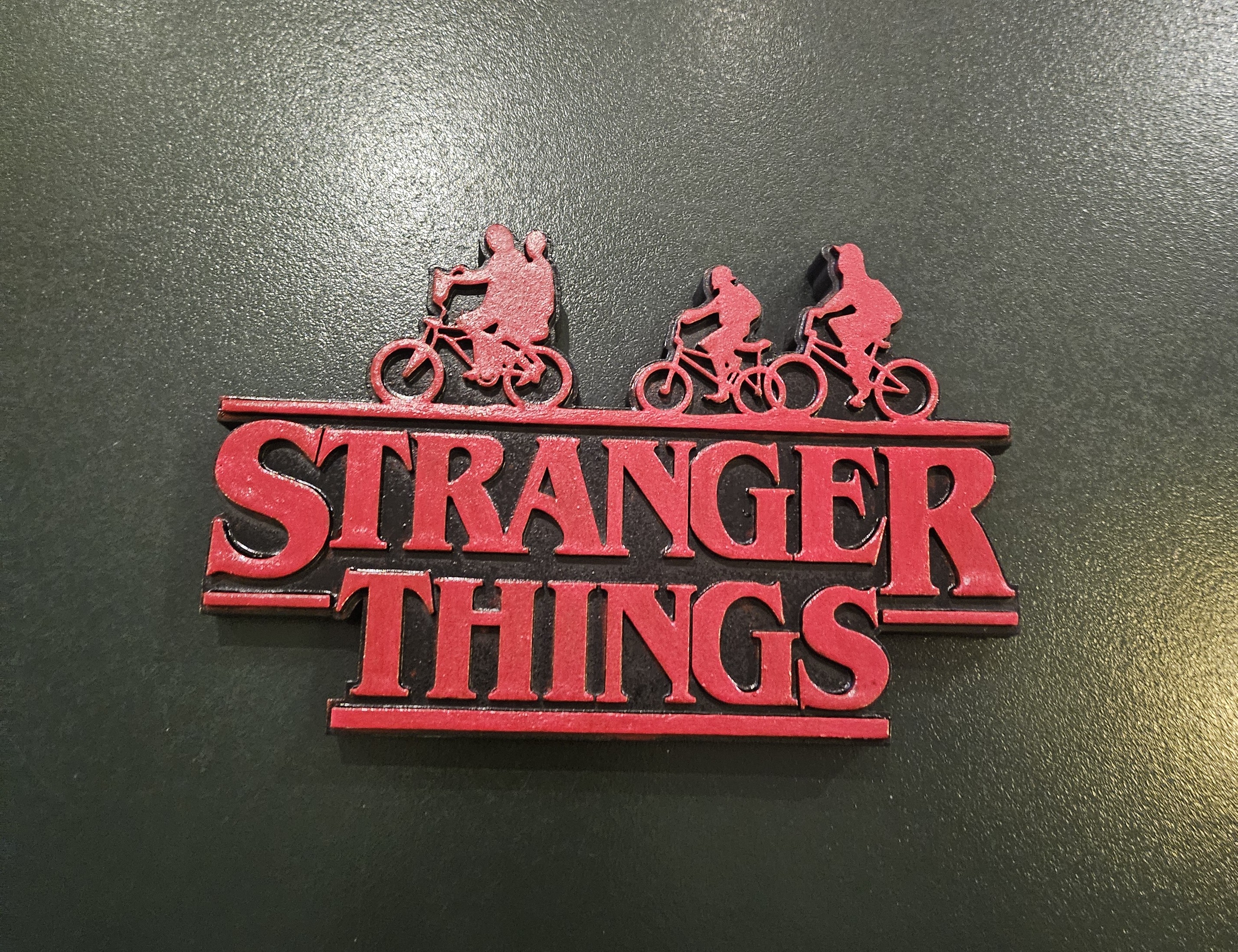 Plaque Stranger Things imprimee en 3D et peinte en rouge